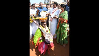 సంక్రాంతి సంబరాల్లో పాల్గొన్న జగన్ దంపతులు.. పంచె కట్టులో ఇంటి పెద్దలా జగన్ (ఫోటోలు)