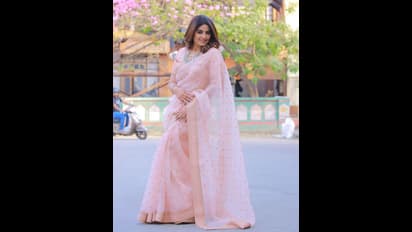 చీరకట్టులో మెరిసిపోతున్న హోమ్లీ బ్యూటీ.. చెక్కు చెదరని అందంతో ఆకట్టుకుంటున్న సీనియర్ నటి!