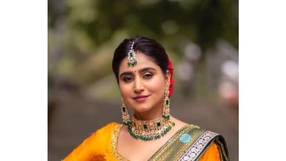 లెహంగా వోణీలో వర్షిణి అందాలు చూడతరమా.. కుర్ర గుండెలు పతంగుల్లా ఎగిరిపోవాల్సిందే!