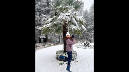 మంచు వర్షంలో విహరిస్తూ గంతులేస్తున్న బాలయ్య భామ.. బెస్ట్ బర్త్ డే అంటూ రచ్చ.. ఫోటోలు వైరల్‌