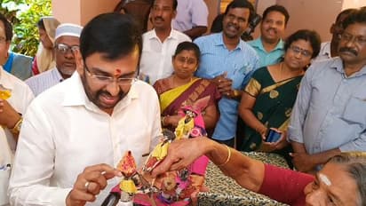 ஆதரவற்ற முதியவர்களோடு பொங்கல் கொண்டாடிய கலெக்டர்