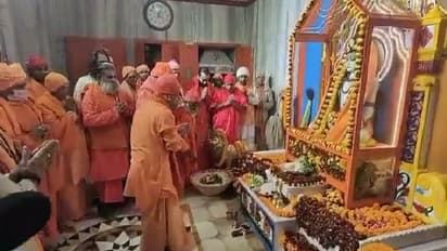 बाबा गोरखनाथ को चढ़ाई गई आस्था की खिचड़ी, मंदिर के बाहर दिखी भक्तों की कतार