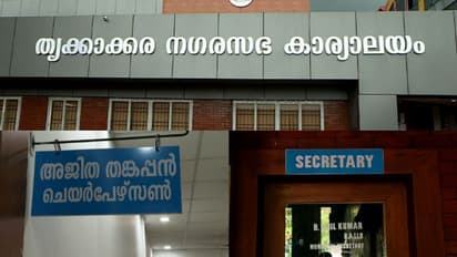 സെക്രട്ടറിയെ പീഡിപ്പിക്കുന്നതിനെതിരെ തൃക്കാക്കര നഗരസഭയിൽ എൽഡിഎഫ് സമരത്തിന്