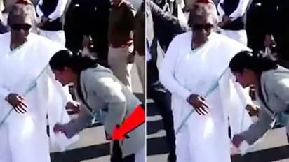 राष्ट्रपति के पैर छूकर अपनी नौकरी गंवाने वाली महिला पर छिड़ी बहस, सोशल मीडिया पर आ रहे ऐसे-ऐसे कमेंट्स