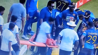 विराट का चौका रोकने में 2 श्रीलंकाई खिलाड़ियों में जबरदस्त टक्कर, दर्द से कराहते स्ट्रेचर पर जाना पड़ा