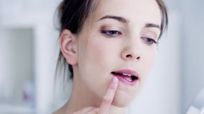 ചുണ്ടുകൾ വരണ്ട് പൊട്ടുന്നുണ്ടോ? വീട്ടില്‍ പരീക്ഷിക്കാം ഈ പൊടിക്കൈകള്‍...