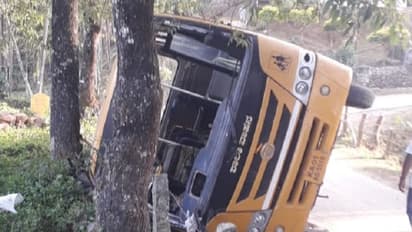 ಪಿಕ್ನಿಕ್ ಮುಗಿಸಿ ಮರಳುತ್ತಿದ್ದ ಕಾಲೇಜು ಬಸ್ ಅಪಘಾತ, ವಿದ್ಯುತ್ ಕಂಬಕ್ಕೆ ಡಿಕ್ಕಾಯಾಗಿ ಪಲ್ಟಿ!