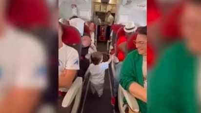 വിമാനത്തിലെ ഓരോ യാത്രക്കാര്ക്കും ഹസ്തദാനം ചെയ്യുന്ന കുരുന്ന്; വൈറലായി വീഡിയോ