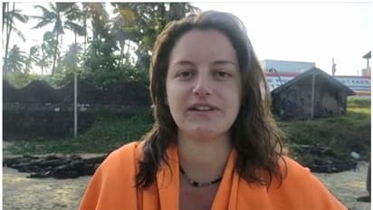 സ്വിമിങ്ങ് ഡ്രെസ് ധരിച്ചു; പൊട്ടിയ ബിയര്‍ കുപ്പിയുമായി വിദേശ യുവതിയെ ഭീഷണിപ്പെടുത്തി യുവാവ്