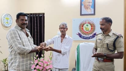 ക്ഷേത്രപരിസരത്തുനിന്ന് കിട്ടിയത് സ്വർണ്ണമോതിരം, ഒടുവിൽ ഉടമയിലെത്തിച്ച് ജ്വല്ലറി ജീവനക്കാരൻ