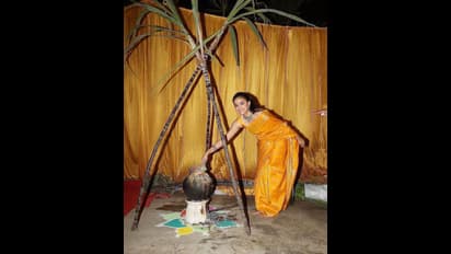 సిల్క్ చీర కట్టి సినిమా సెట్‌లో కీర్తిసురేష్‌ సంక్రాంతి సంబరాలు.. బ్యాక్‌ పోజు మాత్రం కేక.. ఫోటోలు వైరల్‌