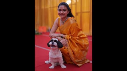 என்ன ஒரு தங்கமான மனசு... தசரா படக்குழுவுக்கு தங்கக்காசு பரிசாக வழங்கிய கீர்த்தி சுரேஷ் 