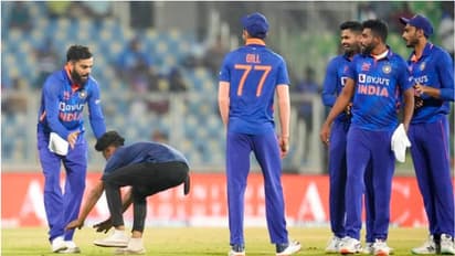 భద్రతావలయాన్ని దాటుకుని.. అభిమాన దేవుడి పాదాలను తాకి.. ఓ యువకుడి దుస్సాహసం