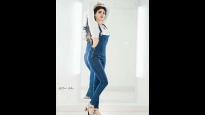 టెంప్టింగ్ స్పాట్ చూపిస్తూ.. కుర్ర గుండెల్లో గ్లామర్ తూటాలు దింపుతున్న వర్ష.. స్టన్నింగ్ స్టిల్స్!