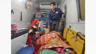  मां पर मंडरा रहा था मौत का खतरा, जब चलती एंबुलेंस में जुड़वा बेटियां पैदा हुईं तो हो गया चमत्कार...