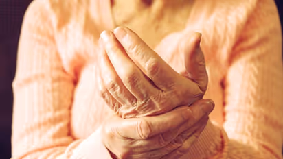 തണുപ്പുകാലത്തെ സന്ധി വേദന; പരീക്ഷിക്കാം ഇക്കാര്യങ്ങള്...