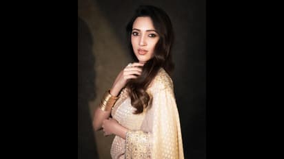 ‘డీజే టిల్లు’ భామ చీరకట్టు అందాలు.. స్లీవ్ లెస్ బ్లౌజ్ లో యంగ్ బ్యూటీ గ్లామర్ విందు!