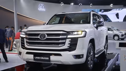 ভারতে এল Toyota Land Cruiser 300, জেনে নিন কী কী ফিচার্স আছে এই গাড়িতে