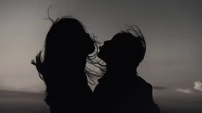 ನೆರೆಮನೆಯ ಆಂಟಿ ಜೊತೆ ಲವ್‌, ಮಾರ್ಕೆಟ್‌ನಲ್ಲಿ ಗಂಡನನ್ನು ಬಿಟ್ಟು ಎಸ್ಕೇಪ್‌ ಆದ ಪತ್ನಿ!