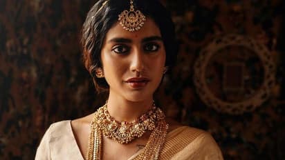 మహారాణిలా మెరిసిన ప్రియా ప్రకాశ్ వారియర్.. అందంతో కట్టిపడేస్తున్న మలయాళీ భామ! 