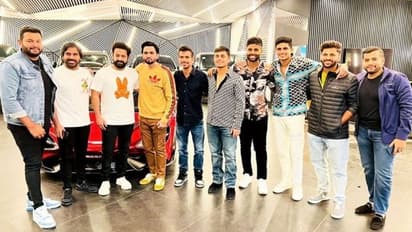 நீங்க சும்மாவே இருக்கமாட்டீங்களா? இப்போ யாரு? ஜூனியர் என் டி ஆருடன் போட்டோ எடுத்த இந்தியன் பிளேயர்ஸ்!