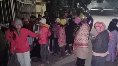 BHU में बवाल: रातभर धरने पर बैठी रहीं गर्ल्स हॉस्टल की छात्राएं, देखें Photos