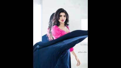 పింక్ టాప్ లో ‘జబర్దస్త్’ వర్ష టాప్ గ్లామర్ షో.. స్టన్నింగ్ పోజులతో యంగ్ బ్యూటీ రచ్చ!