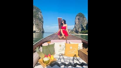 జాకెట్‌ వదిలేసి వెకేషన్‌లో రెచ్చిపోయిన బిగ్‌ బాస్‌ దివి.. పింక్‌ డ్రెస్‌లో సముద్రానికే సెగలు పుట్టిస్తూ  రచ్చ