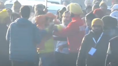 ജോഡോ യാത്രക്കിടെ ഓടിയെത്തി കെട്ടിപ്പിടിച്ച് യുവാവ്, തള്ളിമാറ്റി രാഹുൽ, സുരക്ഷാ വീഴ്ച-വീഡിയോ