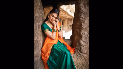 Malavika Mohanan: பாறைகளுக்கு நடுவே பாவாடை - தாவணி அழகில்... இளம் நெஞ்சங்களை கட்டி இழுக்கும் மாளவிகா மோகனன்!