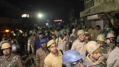 अलीगढ़: चिकन खरीदने को लेकर दो समुदायों में पथराव, 3 युवक हुए घायल, कई गाड़ियां भी टूटी