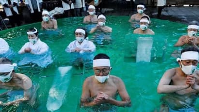 പേശികൾ പൊട്ടുന്ന തണുത്തുറഞ്ഞ വെള്ളത്തിൽ കുളി, ജപ്പാൻകാരുടെ പ്രത്യേക ആചാരം, പിന്നിലെ കാരണം...