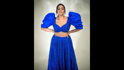 బ్లూ డ్రెస్ లో యాంకర్ శ్రీముఖి కేక పెట్టించే అందాలు.. నడుముపై చేతులేసి రాములమ్మ టెంప్టింగ్ పోజులు.!