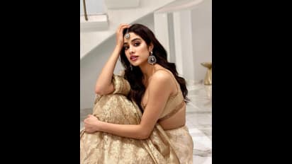 தங்க நிற உடையில்...  கண்ணை கட்டும் கவர்ச்சியில் ஹாட் போஸ் கொடுத்த ஜான்வி கபூர்! அதிரி புதிரி போட்டோஸ்!