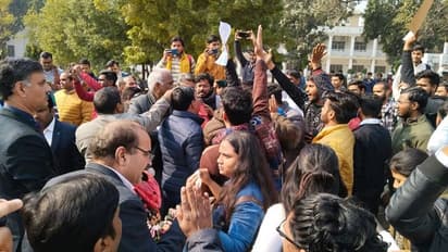 रोहित वेमुला की पुण्यतिथि मनाने को लेकर भिड़े आइसा और ABVP छात्र गुट, लखनऊ विश्वविद्यालय में जमकर हुआ हंगामा