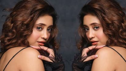 PHOTOS:टीवी की इस संस्कारी बहू ने जालीदार टॉप में उड़ाया गर्दा, लोग बोले- HOT दिखना बंद कर दो