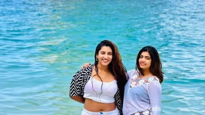 ఈ తెలుగు యాంకర్స్ లెస్బియన్సా... ఆ వీడియోలతో తెరపైకి అనుమానాలు! అవునంటున్న జనాలు!