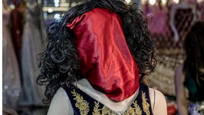 വിഗ്രഹാരാധനക്ക് കാരണമാവുമെന്ന് താലിബാന്, മുഖംമറച്ച് അഫ്ഗാന് തുണിക്കടകളിലെ ബൊമ്മകള്!