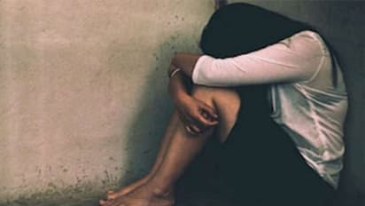 ப்ளீஸ் வேணாம் என்னை விட்டுடுங்க.. கதறியும் விடாமல் நண்பர்களுடன் சேர்ந்து கூட்டு பலாத்காரம் செய்த காதலன்.!