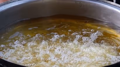 அப்பளம் பொறிக்க எவ்வளவு நேரம்? சூடான கணவன் மீது கொதிக்கும் எண்ணெய்யை ஊற்றி கொன்ற மனைவிக்கு தண்டனை குறைப்பு.!