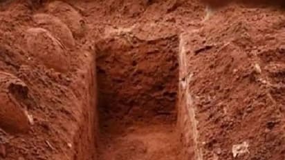 अंधविश्वास में खोदी कब्र: दादी को आए सपने के बाद शव लेकर अस्पताल पहुंचे परिजन, दावा सुनकर परेशान हुए लोग