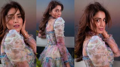 ఉల్లిపొర లాంటి ఫ్రాక్ వేసి బాల్కనీ శ్రియ కొంటె ఫోజులు... స్టార్ లేడీ ఎదురుచూపులు ఎవరికోసమో!