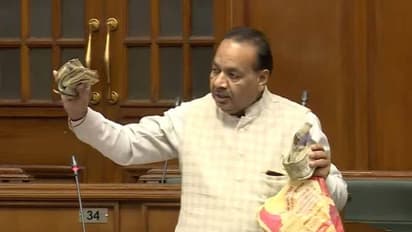 दिल्ली विधानसभा में ड्रामा: AAP विधायक ने दिखाए झोलाभर नोट, दावा किया उन्हें खरीदने की कोशिश की गई