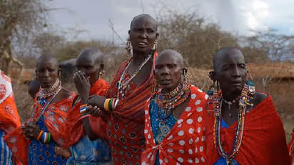 ഇവർ പരസ്പരം ബഹുമാനം പ്രകടിപ്പിക്കുന്നത് തുപ്പിക്കൊണ്ട്... 