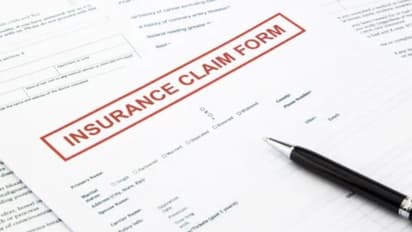 బీమా డబ్బుల కోసం హత్య : నిందితులను పట్టించిన మృతుడి కాళ్లు.. ఎలాగంటే...