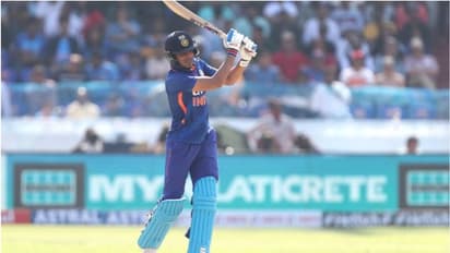 పెవిలియన్‌ బాట పట్టిన రోహిత్, కోహ్లీ, ఇషాన్.. ఉప్పల్‌లో పోరాడుతున్న టీమిండియా