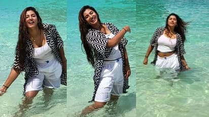 మొత్తం తడిసిన అందాలని వంగి చూపిస్తున్న విష్ణుప్రియ.. మైమరచిపోయి జలకాలాడుతున్న బోల్డ్ యాంకర్ 