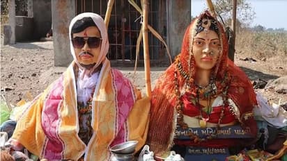 ಪ್ರೇಮಿಗಳು ಆತ್ಮಹತ್ಯೆ ಮಾಡಿಕೊಂಡ 6 ತಿಂಗಳ ಬಳಿಕ ಪ್ರತಿಮೆಗಳಿಗೆ ಮದುವೆ ಮಾಡಿದ ಕುಟುಂಬಸ್ಥರು..!