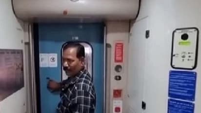 ವಂದೇ ಭಾರತ್‌ ಟ್ರೈನ್‌ನಲ್ಲಿ ಸೆಲ್ಫಿ ತೆಗೆಯಲು ಹೋಗಿ ರೈಲಿನೊಳಗೆ ಸಿಲುಕಿದ ಭೂಪ..!