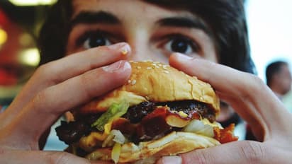 ಬರ್ಗರ್‌ನಲ್ಲಿ ಸಿಕ್ತು ಇಲಿಯ ಹಿಕ್ಕೆ, ಗ್ರಾಹಕರು ಶಾಕ್‌, ಮೆಕ್‌ಡೊನಾಲ್ಡ್​​ಗೆ 5 ಕೋಟಿ ರೂ. ದಂಡ!